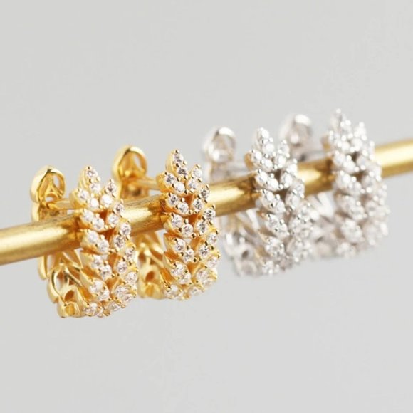 *NEW 925 Sterling Silver Diamond Leaf Huggie Hoops - Picture 1 of 8